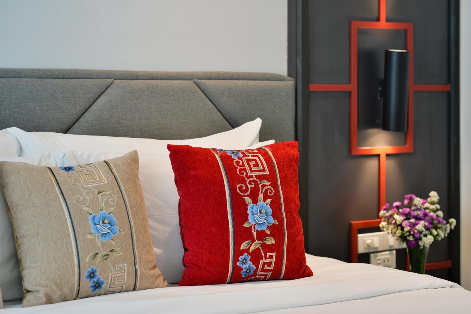 Villa De Pranakorn Bangkok Dış mekan fotoğraf A throw pillow