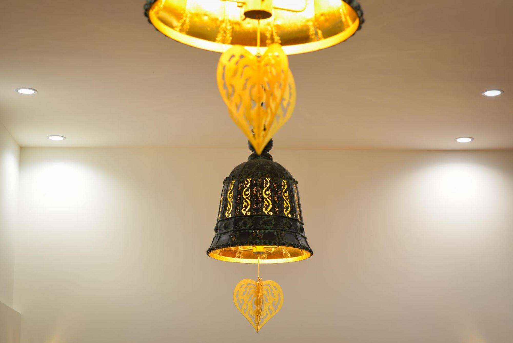 Villa De Pranakorn Bangkok Dış mekan fotoğraf Bell in a temple