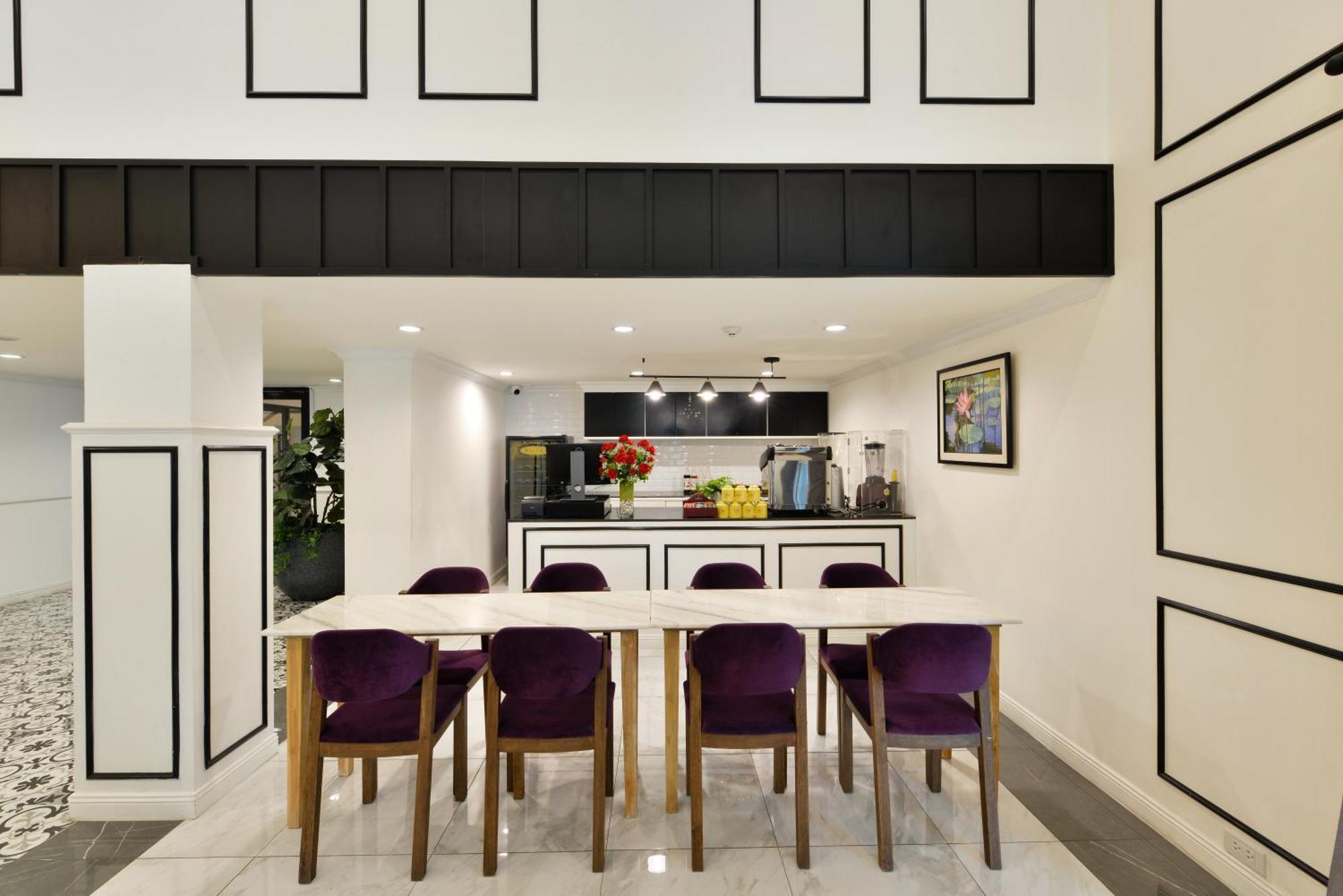 Villa De Pranakorn Bangkok Dış mekan fotoğraf The kitchen at the 10000-square-foot (930-square-metre) home