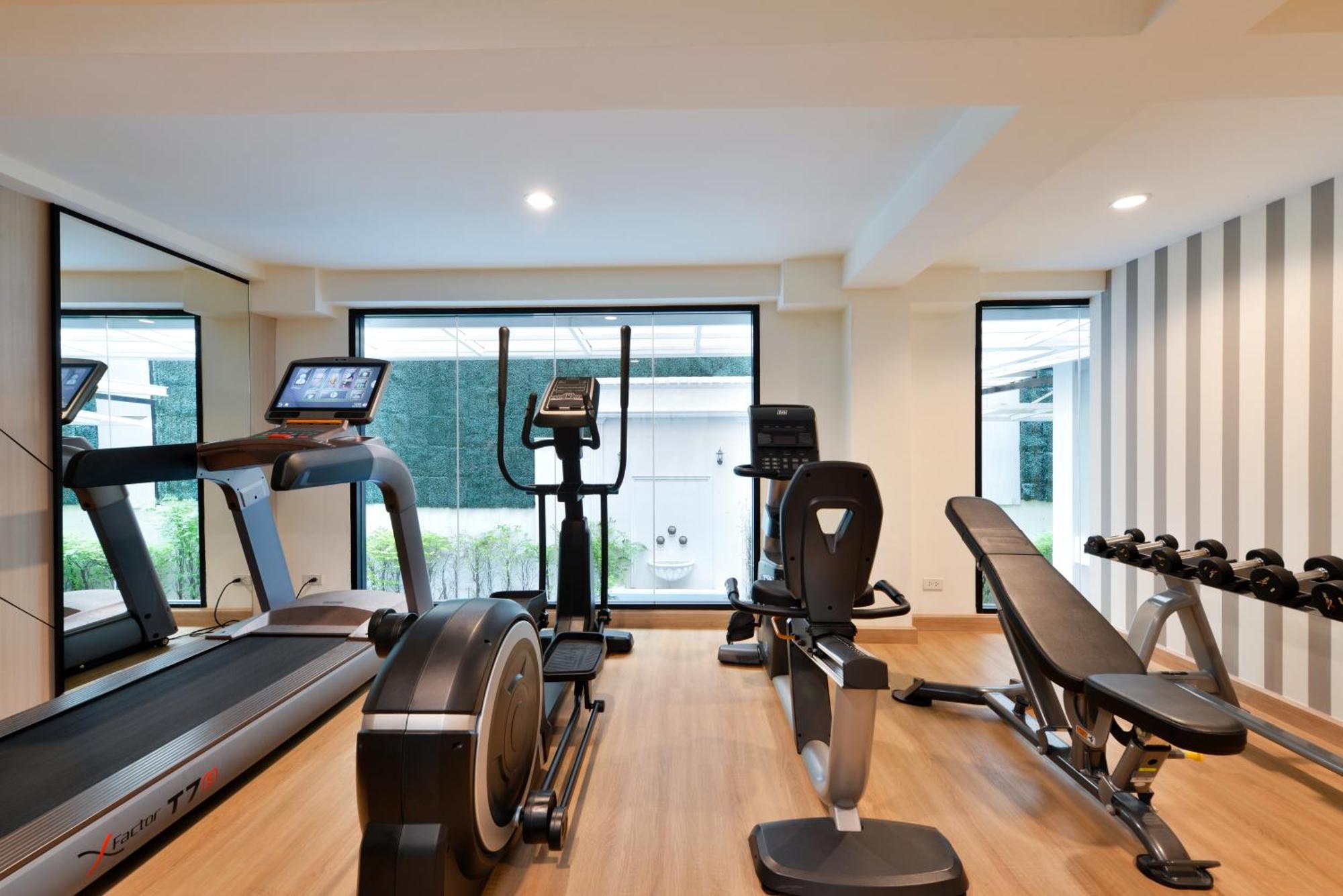 Villa De Pranakorn Bangkok Dış mekan fotoğraf The gym at the hotel