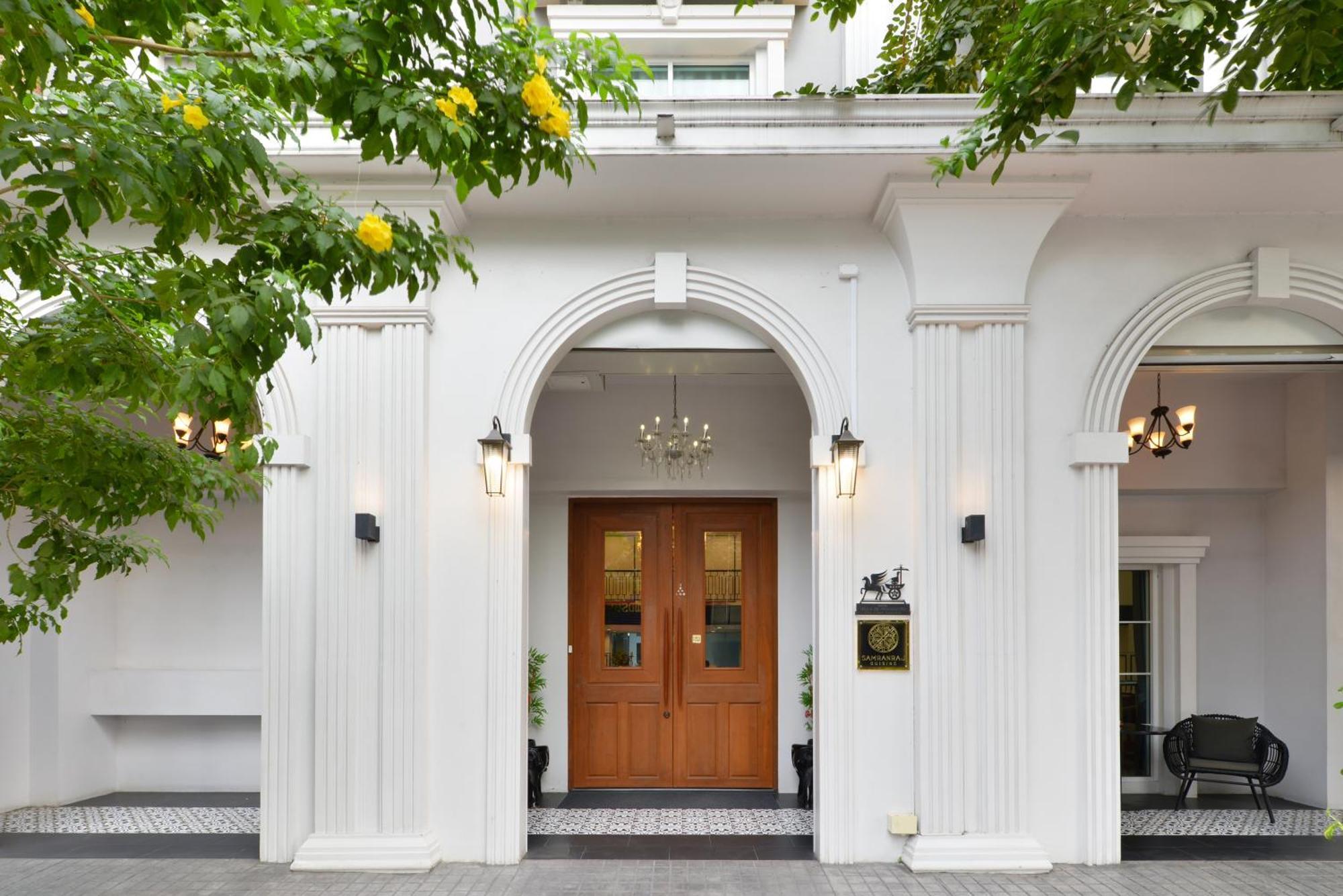 Villa De Pranakorn Bangkok Dış mekan fotoğraf The entrance of the hotel
