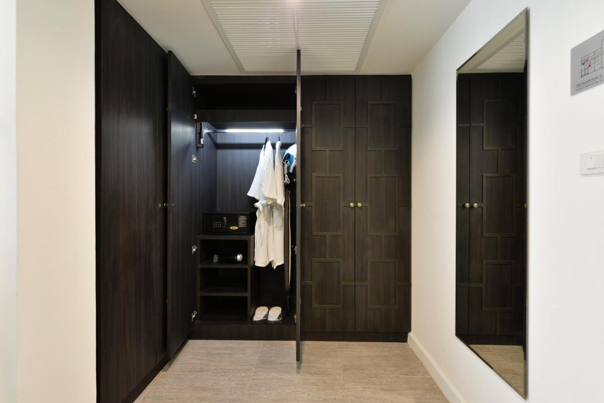 Villa De Pranakorn Bangkok Dış mekan fotoğraf A walk-in closet