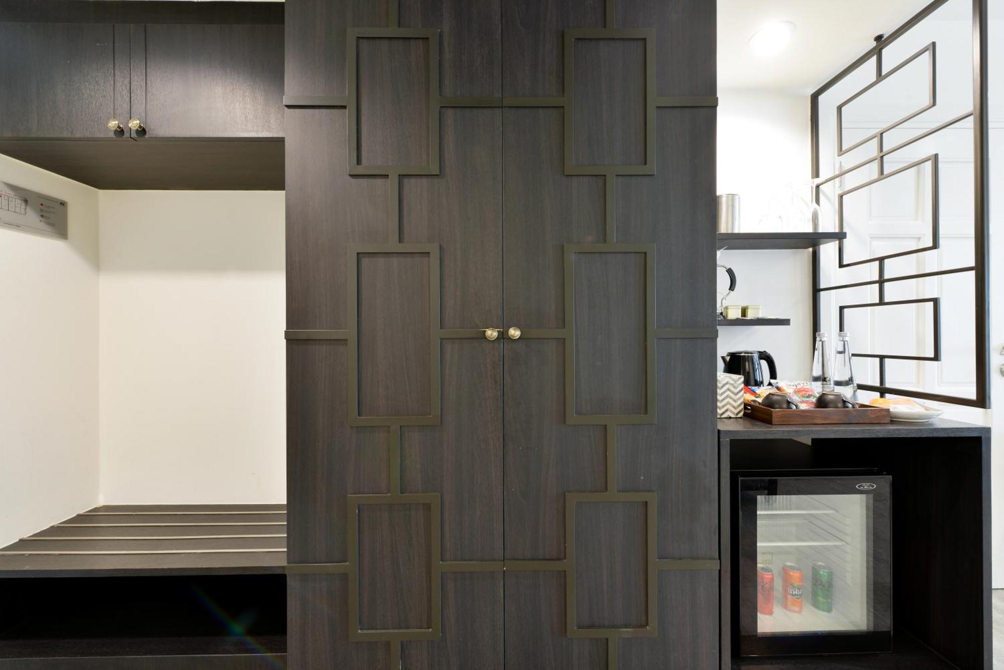 Villa De Pranakorn Bangkok Dış mekan fotoğraf A door made of wood veneer