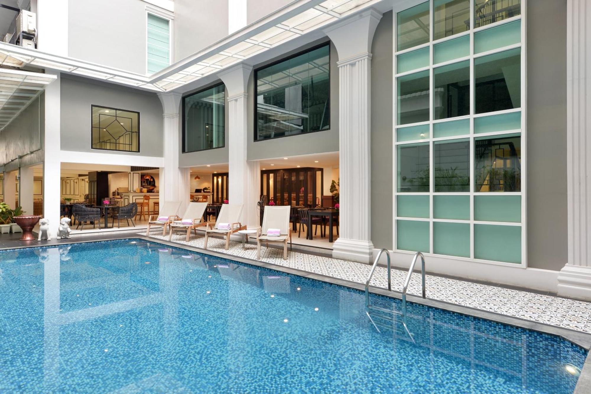 Villa De Pranakorn Bangkok Dış mekan fotoğraf The swimming pool at the hotel