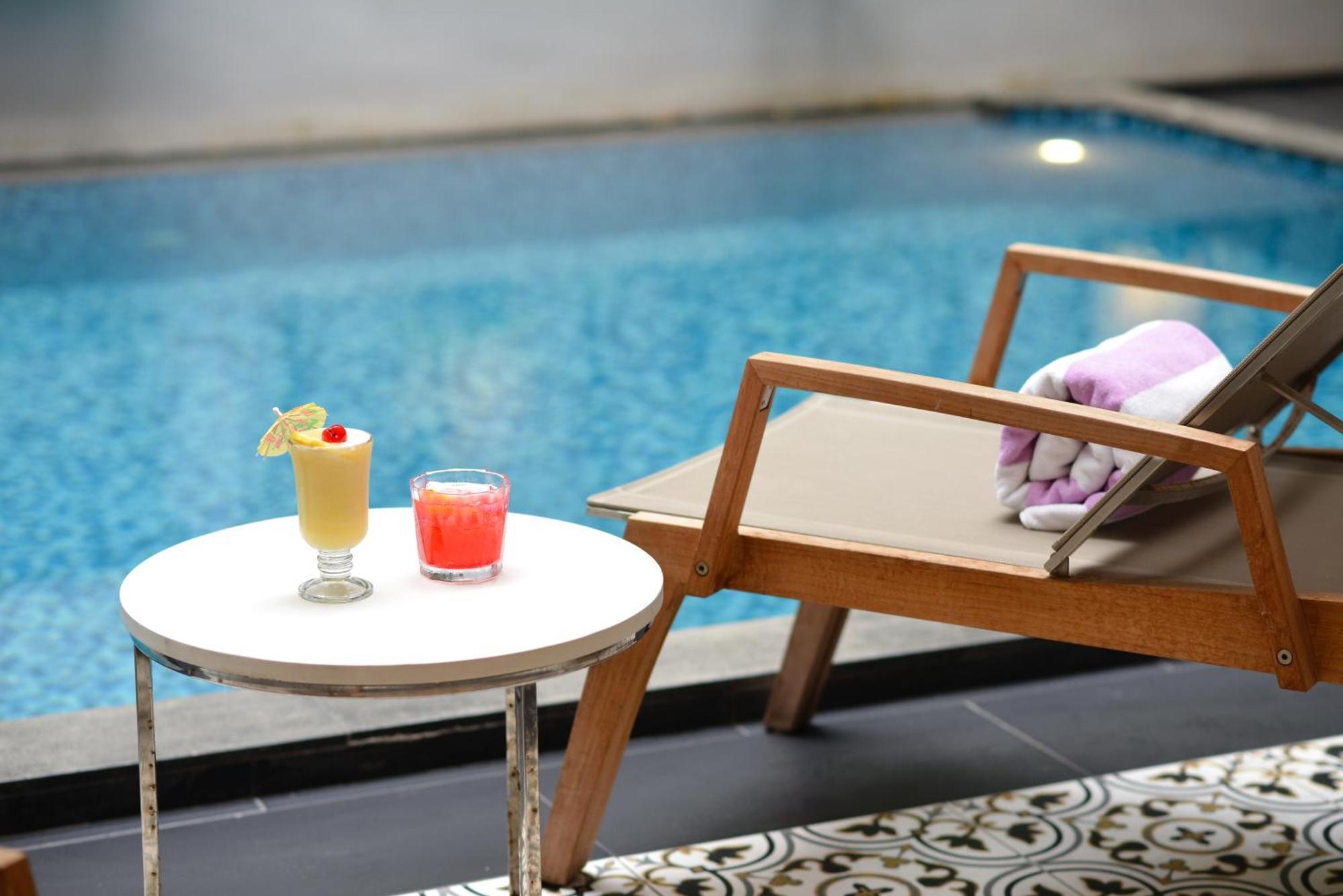 Villa De Pranakorn Bangkok Dış mekan fotoğraf Swimming pool at the hotel